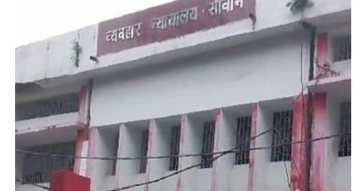 एसपी मनोज कुमार तिवारी के दबिश से बेचैन मुखिया पति हत्याकांड के एक आरोपी बलिंद्र ने सिवान कोर्ट में किया सरेंडर