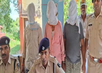 हथियार के साथ पिता और उसके दो बेटे गिरफ्तार