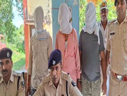 हथियार के साथ पिता और उसके दो बेटे गिरफ्तार