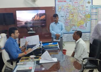 समाहरणालय में आयोजित जनता दरबार में आए परिवादियों के द्वारा आवेदन के माध्यम से अपनी समस्याएं रखी गई