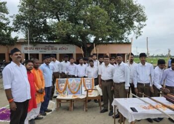 बड़हरिया खंड के आरएसएस ने मनाया विजय दशमी के साथ महात्मा गांधी और शास्त्री जी की जयंती