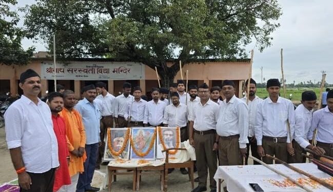 बड़हरिया खंड के आरएसएस ने मनाया विजय दशमी के साथ महात्मा गांधी और शास्त्री जी की जयंती