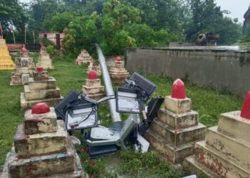 गोपालगंज – भारी बारिश के कारण विशाल पेड़ गिरने से हथुआ पोस्ट ऑफिस के पास लगी हाईमास्क लाइट हुई छतिग्रस्त।