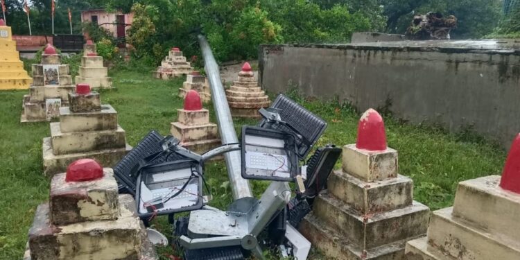 गोपालगंज – भारी बारिश के कारण विशाल पेड़ गिरने से हथुआ पोस्ट ऑफिस के पास लगी हाईमास्क लाइट हुई छतिग्रस्त।