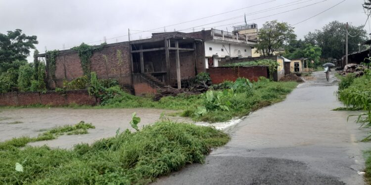 रामगढ़ में नहर का बांध टूटा, लोगों की तत्परता व जेसीबी की मदद से पाया गया हालात पर काबू