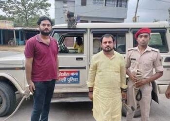 शराब के नशे में पूर्व पैक्स अध्यक्ष के पति ने पुलिस को बंधक बनाकर की पिटाई, दो गिरफ्तार