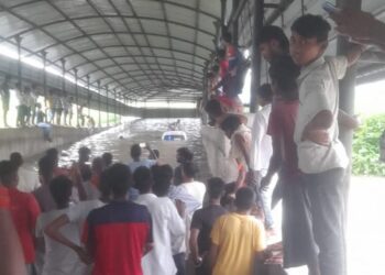 गोपालगंज- हथुआ पंचदेवरी रेल खंड के अरना लाइन बाजार मुख्य के शीशवनिया रेलवे अंडर पास के अंदर बारिश की पानी लगने से झील में तब्दील।
