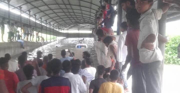 गोपालगंज- हथुआ पंचदेवरी रेल खंड के अरना लाइन बाजार मुख्य के शीशवनिया रेलवे अंडर पास के अंदर बारिश की पानी लगने से झील में तब्दील।