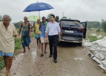 सीतामढ़ी एवं नेपाल में वस्तु स्थिति को देखते हुए जिला पदाधिकारी सीतामढ़ी द्वारा विभिन्न अंचलों में तटबंधों का किया निरीक्षण