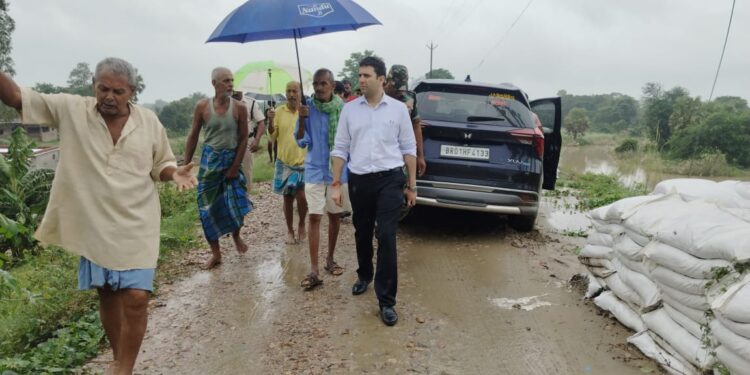 सीतामढ़ी एवं नेपाल में वस्तु स्थिति को देखते हुए जिला पदाधिकारी सीतामढ़ी द्वारा विभिन्न अंचलों में तटबंधों का किया निरीक्षण