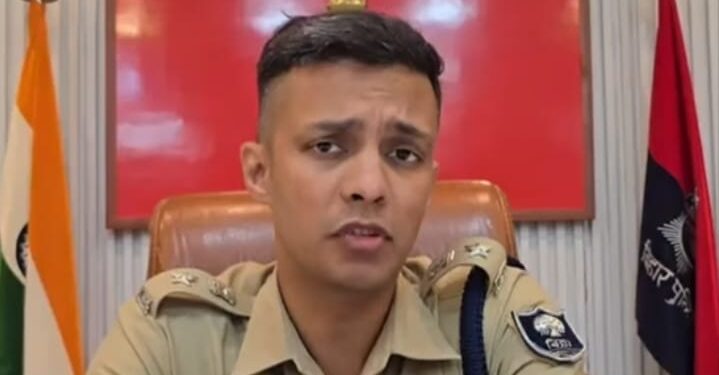 मृतक विक्की का फुफेरा भाई राजा कुमार ने अपने दोस्त साहिल की बीबी से फोन करवा कर विक्की को गोपालगंज बुला कर हत्या किया था