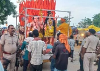 जमुना गढ़ स्थित तालाब में माता दुर्गा की मूर्ति भक्तों द्वारा भावभीनी किया गया विसर्जित