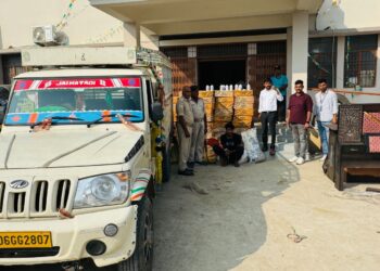 गोपालगंज :- 131 कार्टन विदेशी शराब के साथ एक पिकअप जब्त