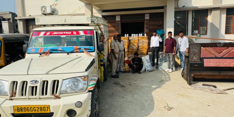 गोपालगंज :- 131 कार्टन विदेशी शराब के साथ एक पिकअप जब्त