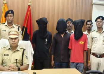 बैंक कर्मी से लूट में आर्म्स के साथ तीन बदमाश गिरफ्तार