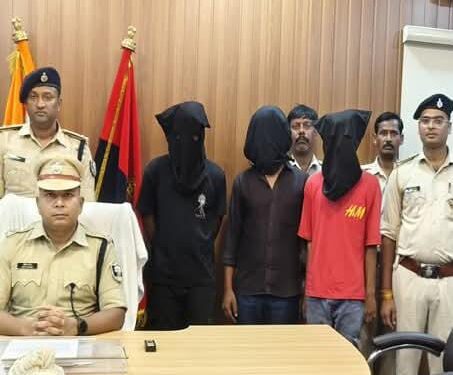 बैंक कर्मी से लूट में आर्म्स के साथ तीन बदमाश गिरफ्तार