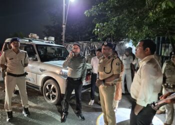 जिलाधिकारी एवं वरीय पुलिस अधीक्षक सारण का रात्रि समय में पहलेजा चेक पोस्ट का भौतिक निरीक्षण, दिये विभिन्न दिशा-निर्देश