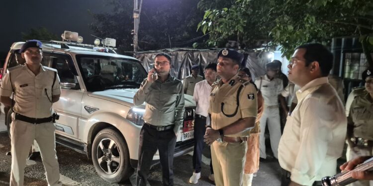 जिलाधिकारी एवं वरीय पुलिस अधीक्षक सारण का रात्रि समय में पहलेजा चेक पोस्ट का भौतिक निरीक्षण, दिये विभिन्न दिशा-निर्देश