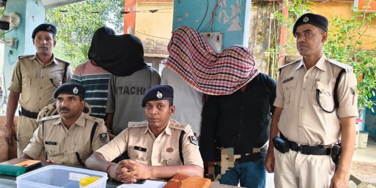 सिवान जिला के दरौंदा थानान्तर्गत अपराध की योजना बना रहे 04 अभियुक्त गिरफ्तारः 02 देशी कट्टा एवं 04 कारतूस बरामद