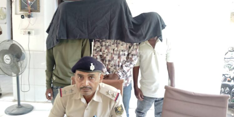 पुनपुन में लूट का खुलासा, तीन अपराधी गिरफ्तार:ब्लेड से हमला कर लूटा गया सोने का लॉकेट भी बरामद