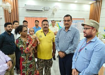 गोद लिए जाने से बच्ची को मिला नया परिवार: गोपालगंज में डीएम ने सौंपे दत्तकग्राही माता-पिता को