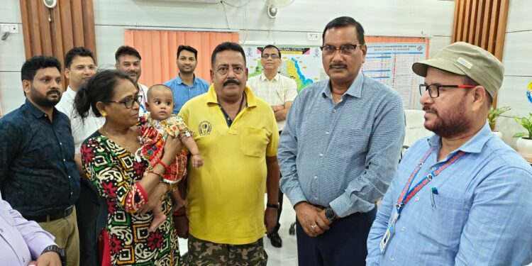 गोद लिए जाने से बच्ची को मिला नया परिवार: गोपालगंज में डीएम ने सौंपे दत्तकग्राही माता-पिता को