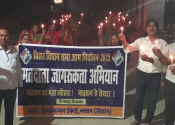 मतदान प्रतिशत बढ़ाने को जीविका दीदियों ने निकाला कैंडल मार्च