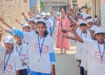 स्कूली बच्चो ने किया डोर टू डोर जाकर मतदाताओं को जागरूक