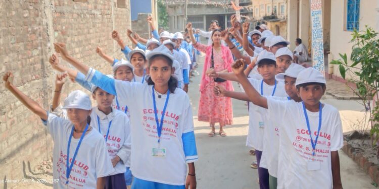 स्कूली बच्चो ने किया डोर टू डोर जाकर मतदाताओं को जागरूक