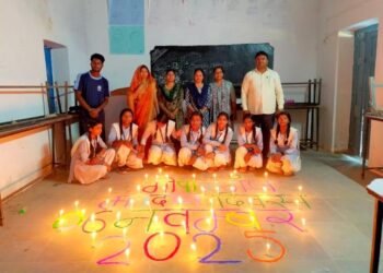 स्कूलों में मना दीपोत्सव, छात्रों ने अभिभावकों से की वोट की अपील