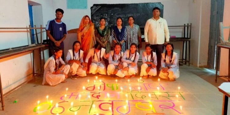 स्कूलों में मना दीपोत्सव, छात्रों ने अभिभावकों से की वोट की अपील