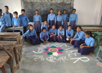 स्कूलों में मना दीपोत्सव, छात्रों ने अभिभावकों से की वोट की अपील