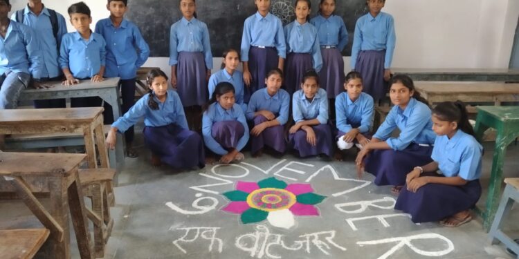 स्कूलों में मना दीपोत्सव, छात्रों ने अभिभावकों से की वोट की अपील