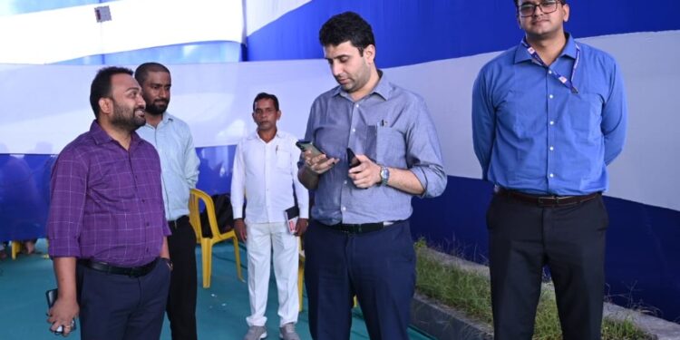 जिला निर्वाचन पदाधिकारी श्री रिची पांडेय के द्वारा आज डुमरा प्रखंड परिसर स्थित ईवीएम वेयर हाउस का मासिक निरीक्षण