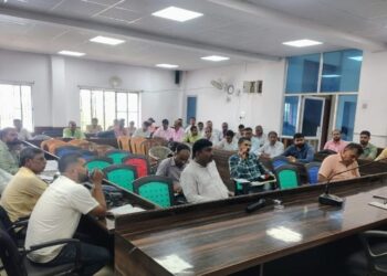 वास्तविक मतदान के पहले कर्मचारियों और बीएलओ को कराया जा रहा है मतदान कराने का अभ्यास