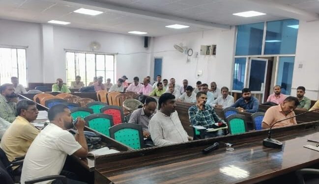 वास्तविक मतदान के पहले कर्मचारियों और बीएलओ को कराया जा रहा है मतदान कराने का अभ्यास