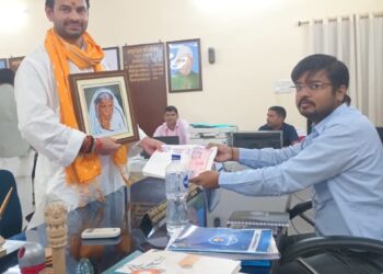 दादी की तस्वीर हाथ में लेकर महुआ अनुमंडल कार्यालय पहुंच कर महुआ सीट से तेज प्रताप यादव ने किया नामांकन दाखिल