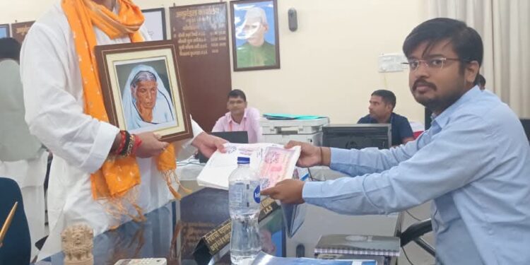 दादी की तस्वीर हाथ में लेकर महुआ अनुमंडल कार्यालय पहुंच कर महुआ सीट से तेज प्रताप यादव ने किया नामांकन दाखिल