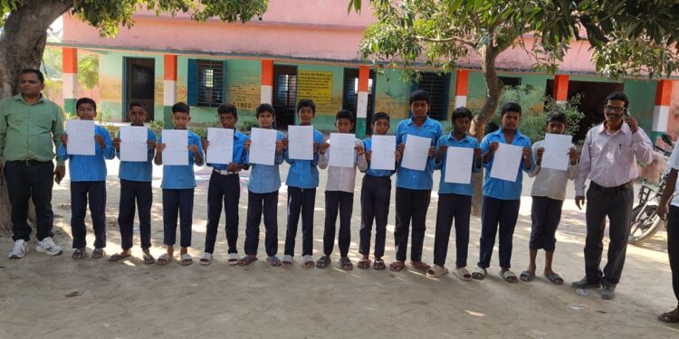 मतदान के प्रति जागरूक करने के लिए छात्रों ने अभिभावक को लिखा संदेश