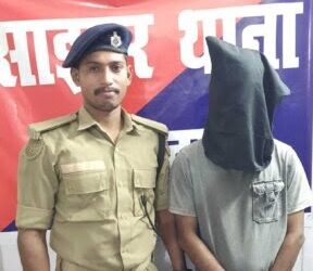 दो छापेमारी में तीन साइबर अपराधी गिरफ्तार, नकद व मोबाइल बरामद