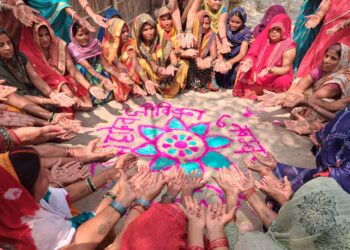 हाथ की मेहंदी और रंगोली, मतदान जरूरी है यह बोली