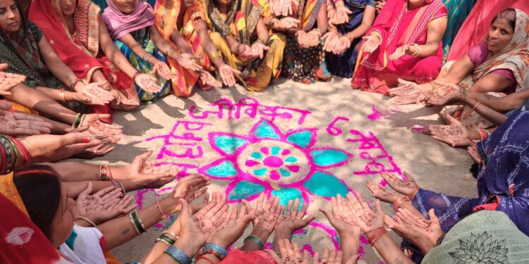 हाथ की मेहंदी और रंगोली, मतदान जरूरी है यह बोली