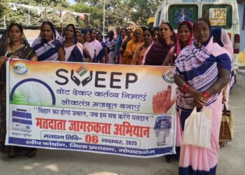 मतदाताओं को जागरूक करने के लिए सड़कों पर निकले स्वास्थ्यकर्मी व आशा कार्यकर्ता, लगाए नारे