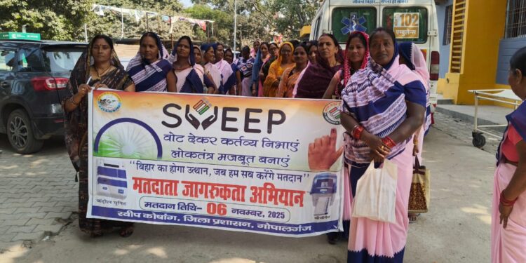 मतदाताओं को जागरूक करने के लिए सड़कों पर निकले स्वास्थ्यकर्मी व आशा कार्यकर्ता, लगाए नारे