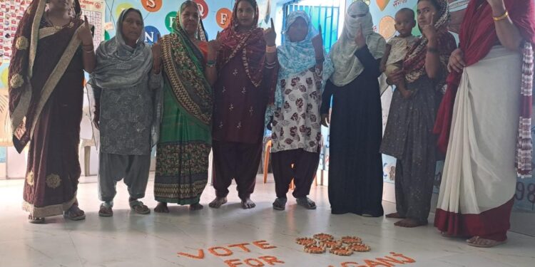 आंगनबाड़ी केंद्र पर बनी रंगोली, मतदाताओं ने लिया शपथ