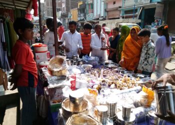 धनतेरस और दीपावली की खरीदारी को लेकर बाजारों में उमड़ी भीड़