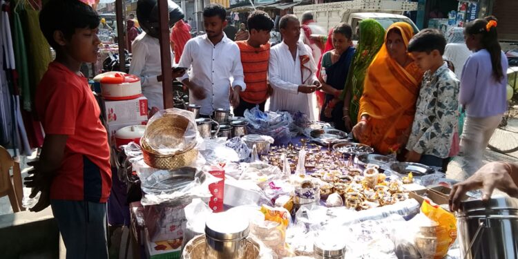 धनतेरस और दीपावली की खरीदारी को लेकर बाजारों में उमड़ी भीड़