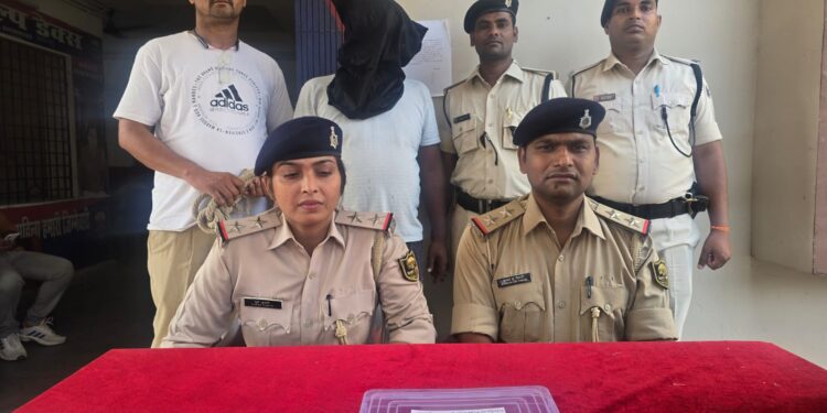 बड़हरिया थानान्तर्गत शराब माफिया रामबाबु कुमार को अवैध हथियार के साथ किया गया गिरफ्तार