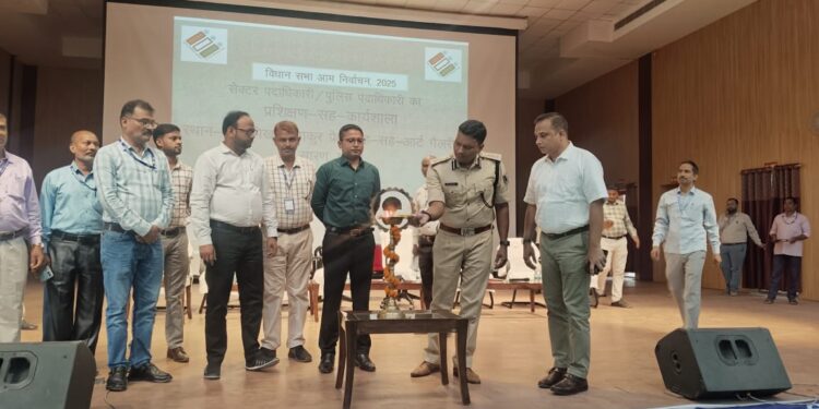 विधानसभा आम निर्वाचन-2025 को लेकर जिलाधिकारी एवं वरीय पुलिस अधीक्षक, सारण के संयुक्त नेतृत्व में सेक्टर पदाधिकारी एवं पुलिस पदाधिकारियों का प्रशिक्षण कार्यक्रम का आयोजन