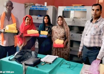 विद्यालय के रसोईया को वस्त्र एवं मिठाई देकर दी गई दीपावली की बधाई